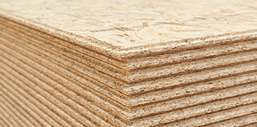 Mehrere OSB Platten übereinander gestapelt.