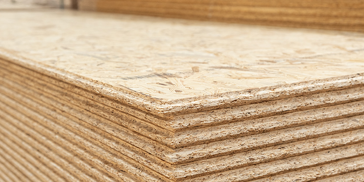Mehrere OSB Platten übereinander gestapelt.
